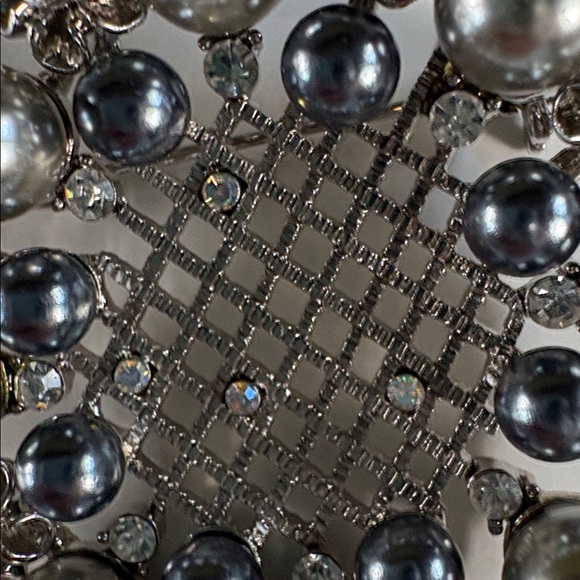 Elegant Silver and Gray Brooch with Pearl Accents - Picture 5 of 6